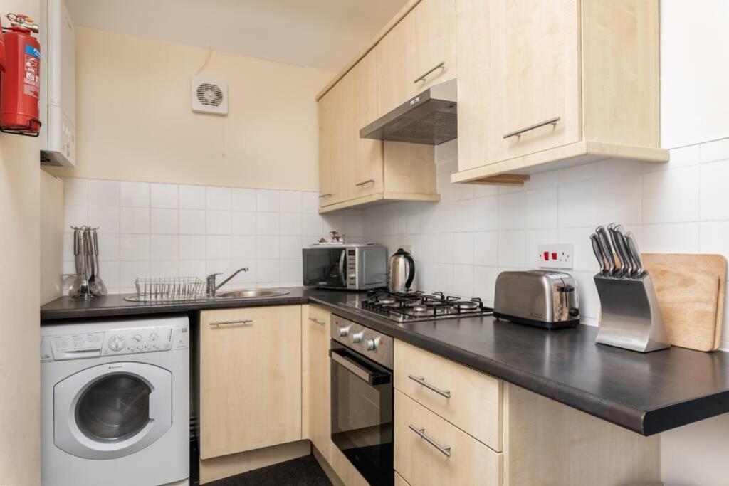 Sleeps 5, Smart Tv'S In Bedrooms Суонзи Екстериор снимка