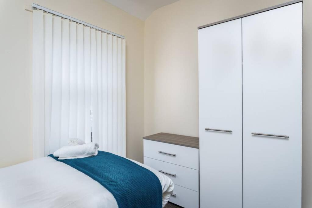 Sleeps 5, Smart Tv'S In Bedrooms Суонзи Екстериор снимка